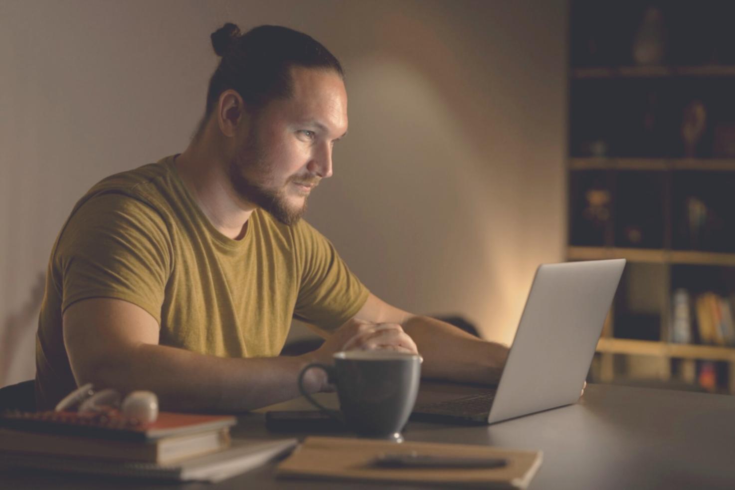 Mitarbeiter bei digitaler Banking-Schulung am Computer