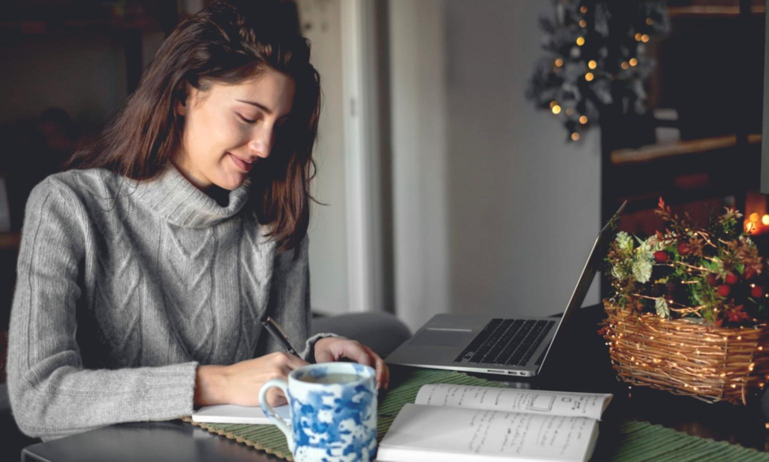 Moderne Fintech-Analyse auf mehreren Bildschirmen