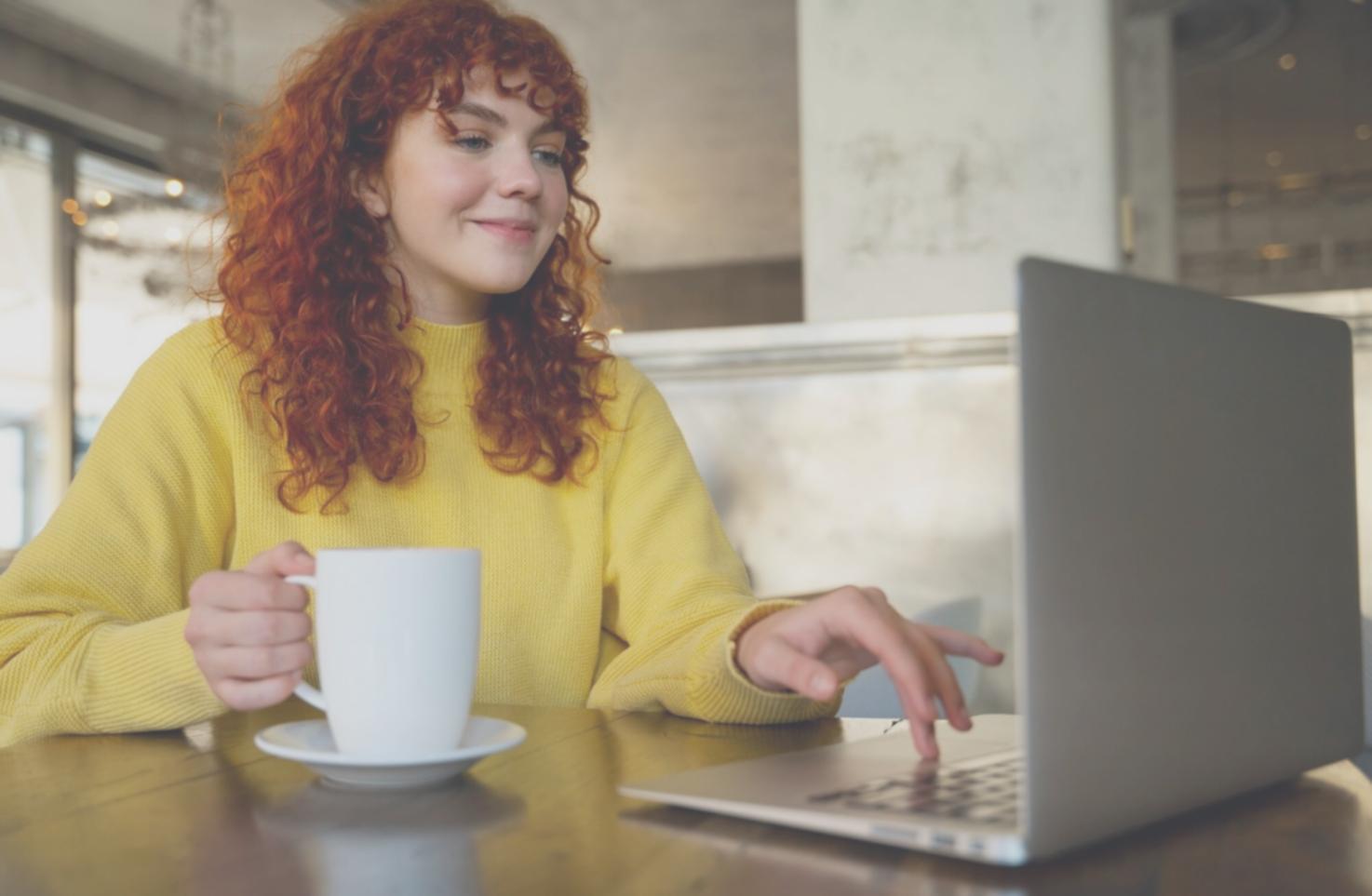 Moderne Büroumgebung mit Fokus auf digitale Sicherheitstechnologien